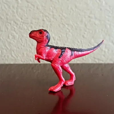 Mô hình T-rex con 3D với băng bó chân