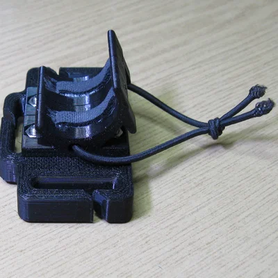 Giá đỡ đèn pin góc phải với dây đeo nhanh chóng