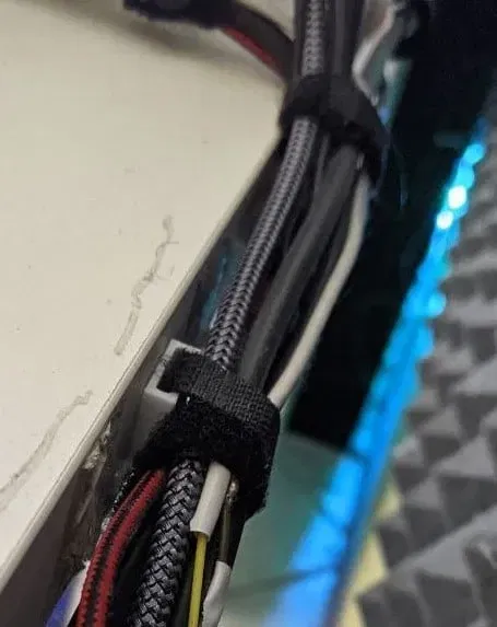 Giá đỡ dây Velcro gắn tường cho quản lý cáp - Image 1