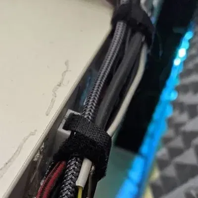 Giá đỡ dây Velcro gắn tường cho quản lý cáp