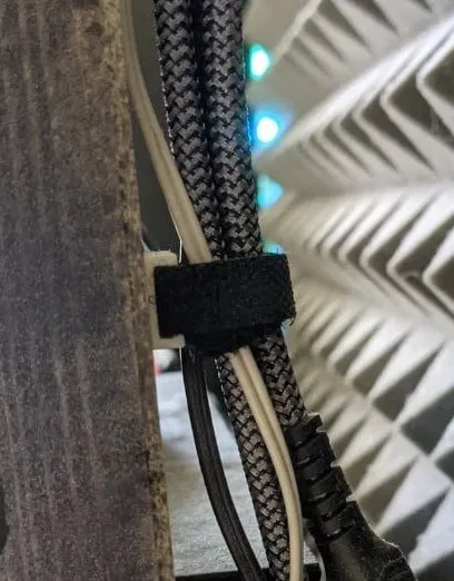 Giá đỡ dây Velcro gắn tường cho quản lý cáp - Image 4