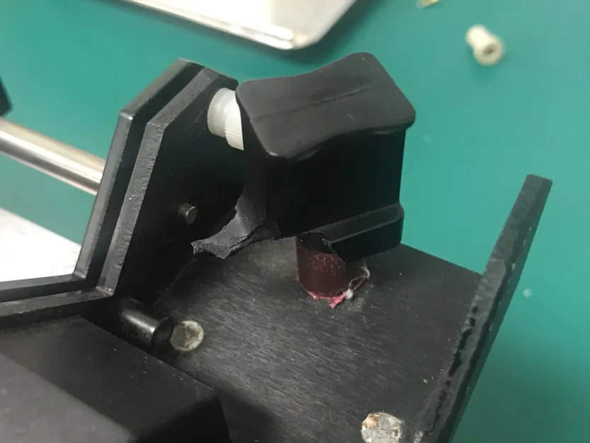 Cánh tay kẹp thay thế cho bơm tiêm NE-4000 của New Era - Image 2