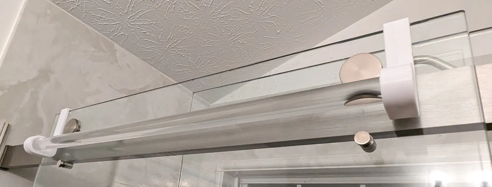 Giá treo khăn tắm cho cửa kính phòng tắm - Image 1