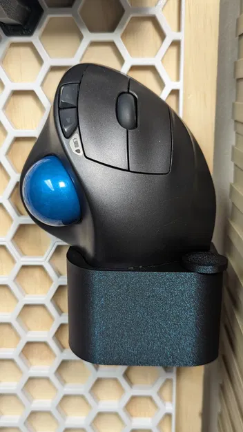 Giá đỡ chuột Logitech M570 với khoang lưu trữ hình tổ ong - Image 1