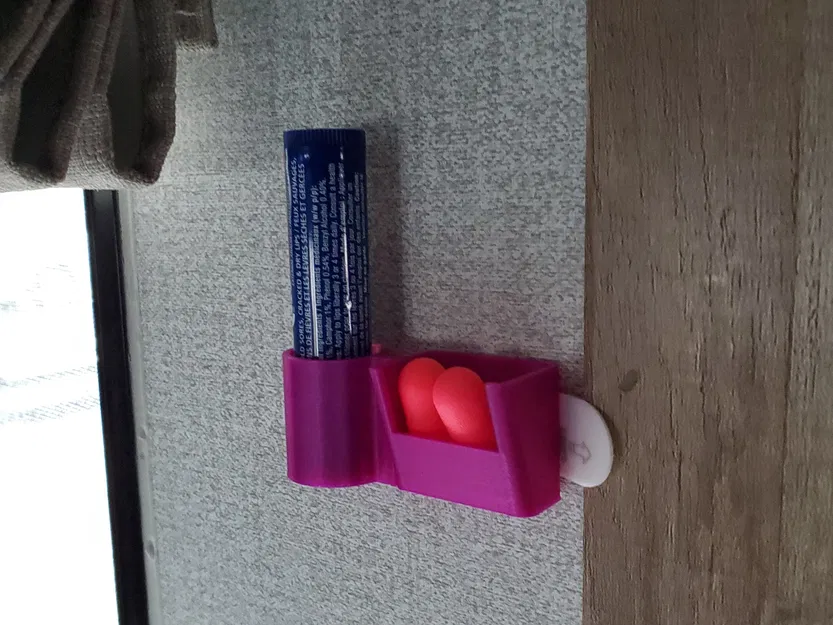 Giá đỡ cho Chapstick và nút tai - Image 1