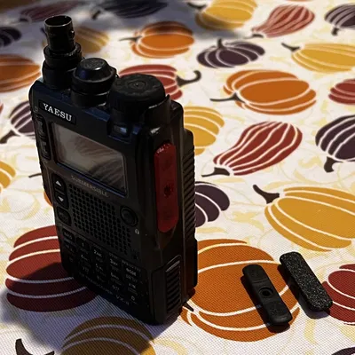 Nắp che bụi cho cổng tai nghe và DC của Yaesu VX-8DR