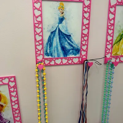 Khung ảnh hình trái tim với móc treo cho vòng tay và dây chuyền