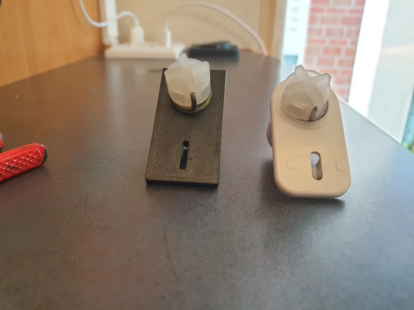 Bộ phận bản lề cho ngăn đông tủ lạnh Dometic Elektrolux - Image 1