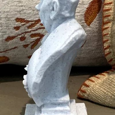 Tượng bán thân Uncle Jacob tại Biệt thự Ma quái Disney