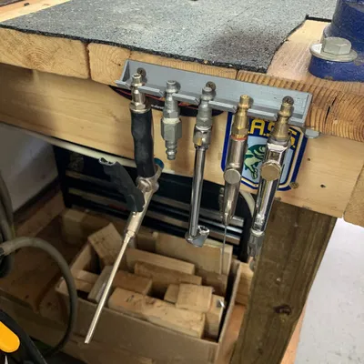 Giá treo dụng cụ khí nén nhẹ cho gara