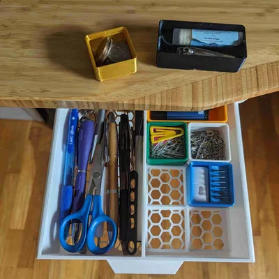 Hộp kéo dưới bàn kết hợp với ngăn Gridfinity 2x4