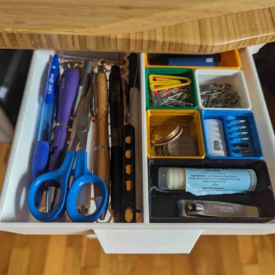 Hộp kéo dưới bàn kết hợp với ngăn Gridfinity 2x4