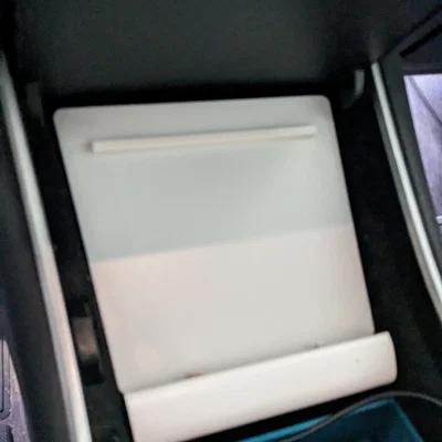 Thảm sạc cho Tesla Model 3 sử dụng sạc có dây