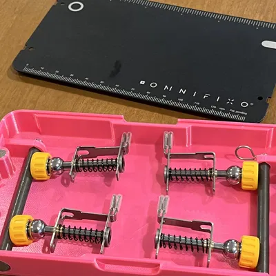 Hộp Omnifixo với giá đỡ kẹp và khóa từ tính