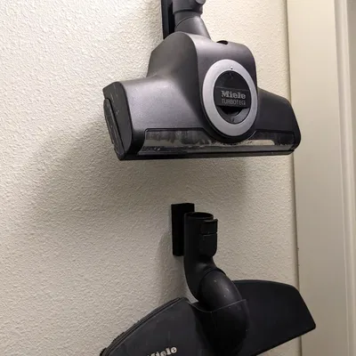 Giá đỡ treo tường cho đầu chổi hút bụi Miele C3