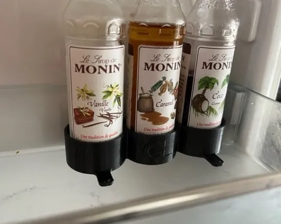 Giá đỡ chai siro Monin cho tủ lạnh (chống đổ) - Image 1