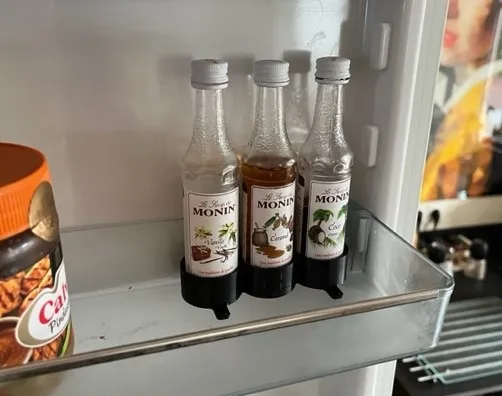 Giá đỡ chai siro Monin cho tủ lạnh (chống đổ) - Image 3