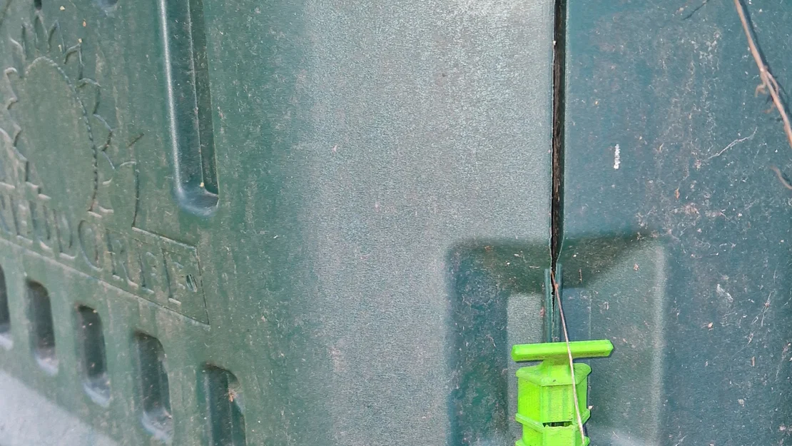 Kẹp nhựa giữ chặt cho thùng compost xanh - Image 1