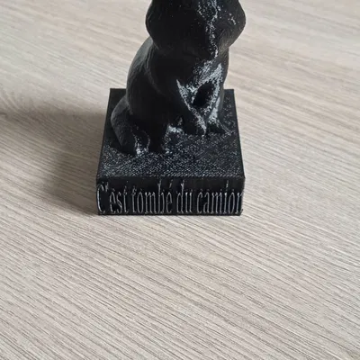 Tượng nhồi bông gấu trúc với chữ "c'est tombé du camion