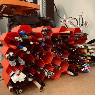 Giá đỡ bút tổ ong với 6 ngăn chứa tiện lợi