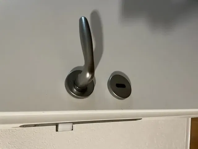 Phụ kiện nhựa dưới rosette cửa bị hỏng cần thay thế - Image 3