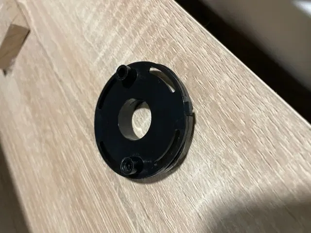 Phụ kiện nhựa dưới rosette cửa bị hỏng cần thay thế - Image 5