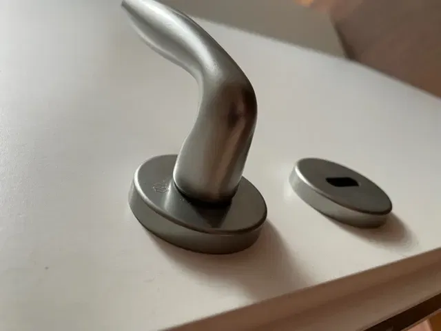 Phụ kiện nhựa dưới rosette cửa bị hỏng cần thay thế - Image 6