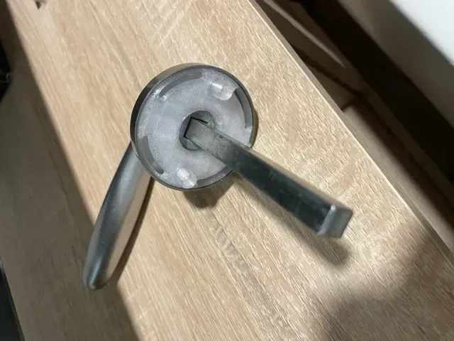 Phụ kiện nhựa dưới rosette cửa bị hỏng cần thay thế - Image 7