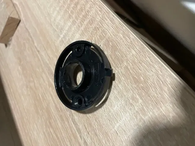 Phụ kiện nhựa dưới rosette cửa bị hỏng cần thay thế - Image 12