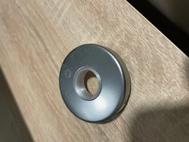 Phụ kiện nhựa dưới rosette cửa bị hỏng cần thay thế - Image 13