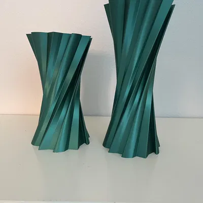 Bình hoa xoắn ốc với hai kích thước khác nhau