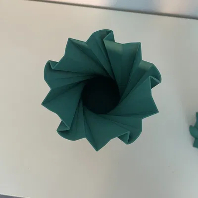 Bình hoa xoắn ốc với hai kích thước khác nhau