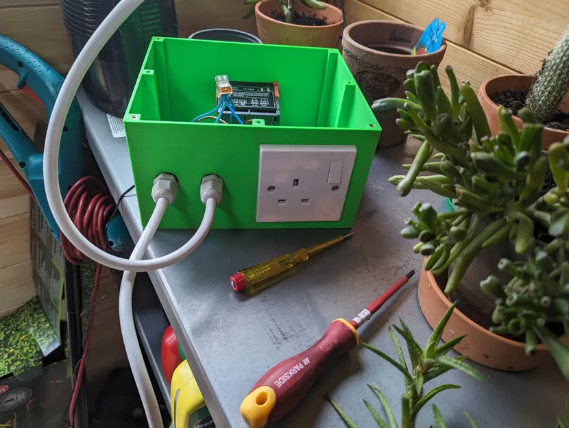 Hộp STC1000 với ổ cắm BS1363 kiểu Anh - Image 1