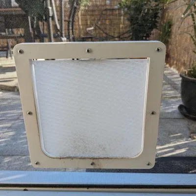 Cửa cho mèo gắn với màn chống muỗi