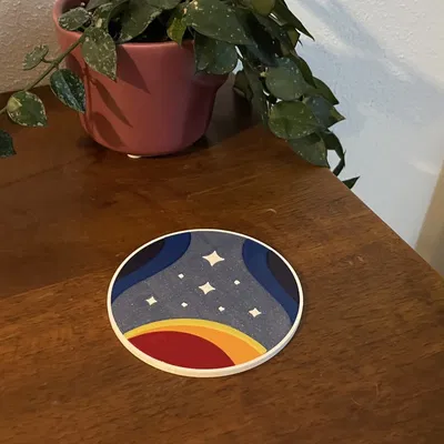 Đế lót ly đa phần với biểu tượng Hệ sao Starfield