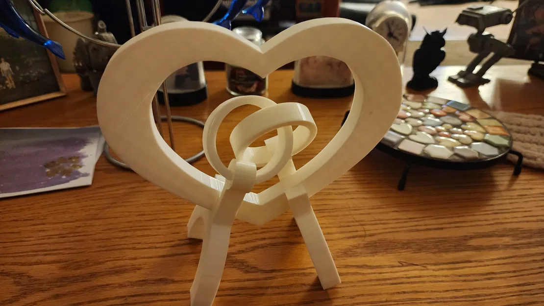 Vòng tay liên kết trong trái tim trên giá đỡ - Image 1