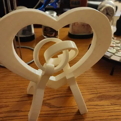 Vòng tay liên kết trong trái tim trên giá đỡ