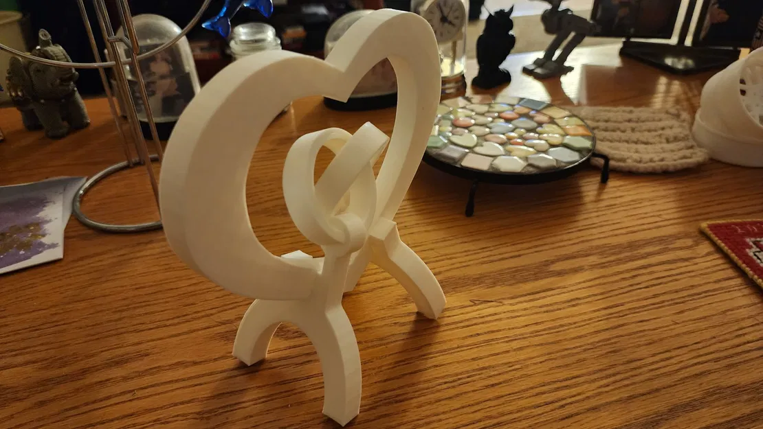 Vòng tay liên kết trong trái tim trên giá đỡ - Image 2