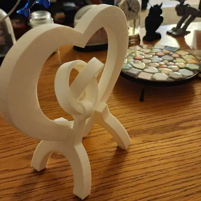 Vòng tay liên kết trong trái tim trên giá đỡ