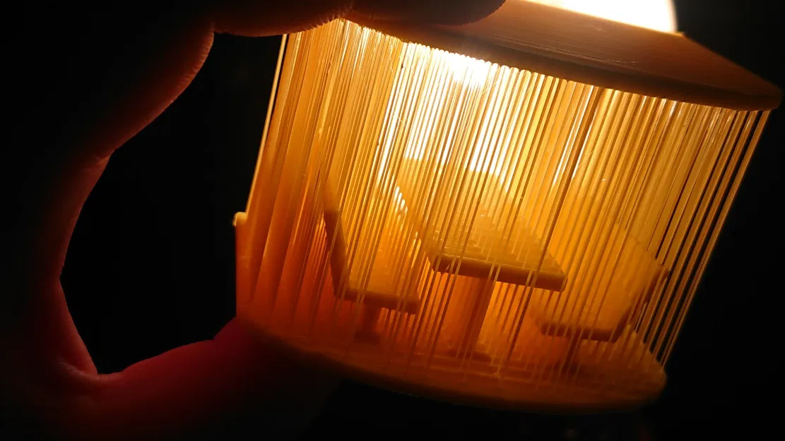 Bàn với ghế trong mưa - Image 1