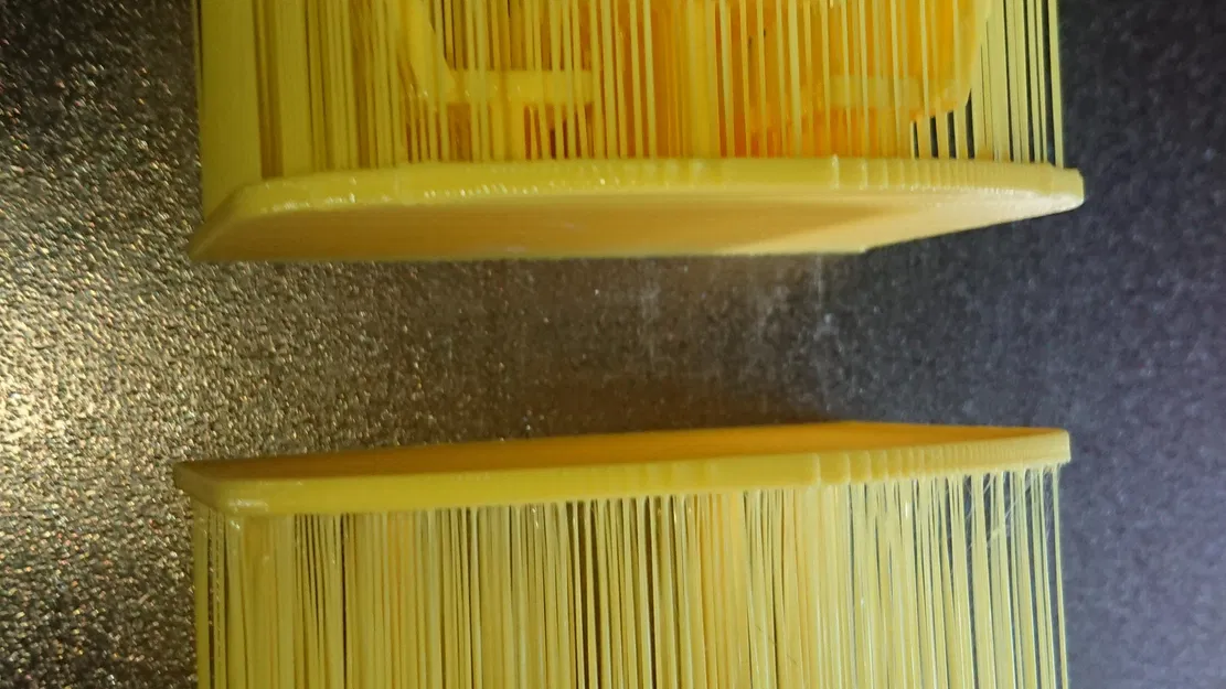 Bàn với ghế trong mưa - Image 2