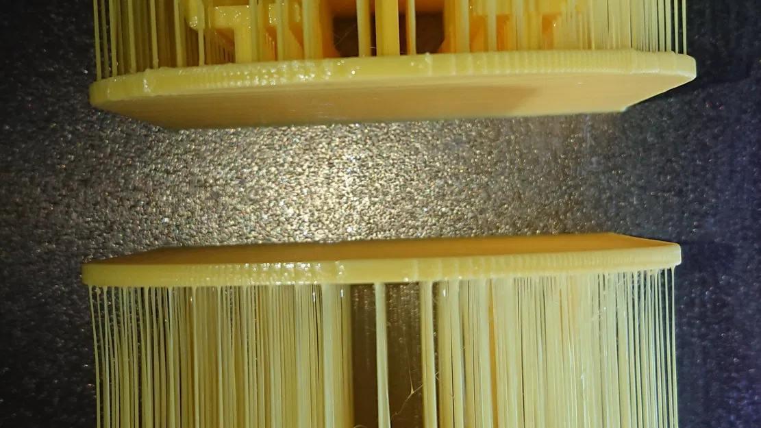 Bàn với ghế trong mưa - Image 3