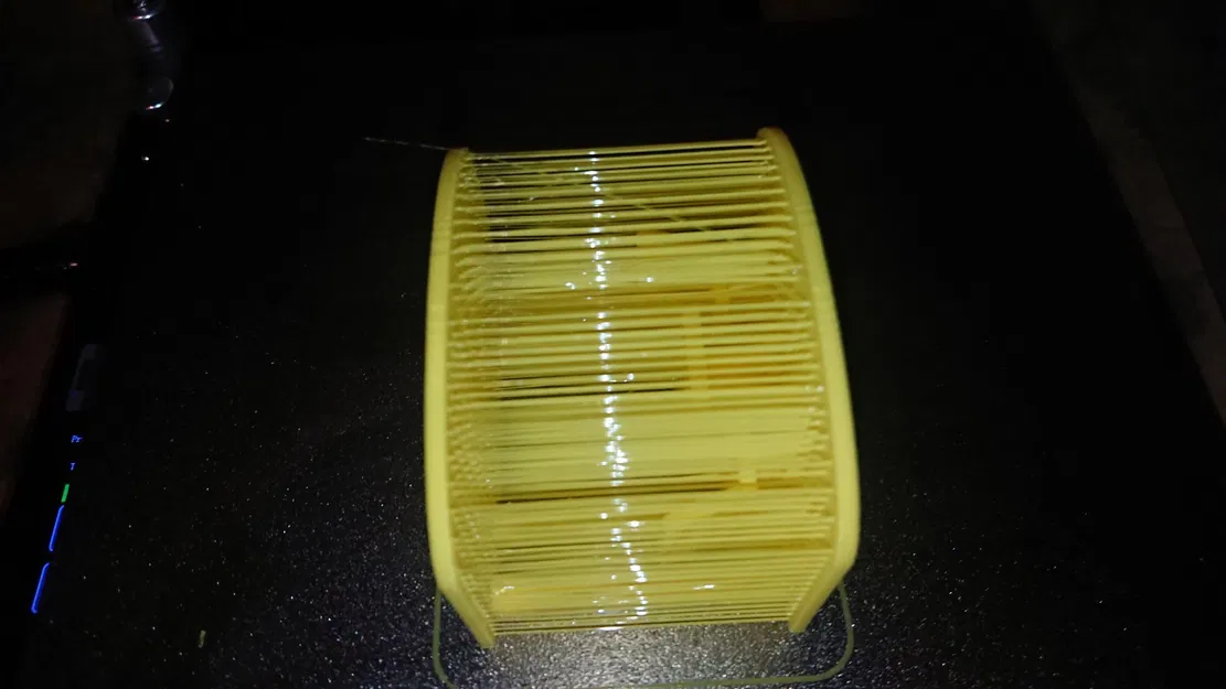 Bàn với ghế trong mưa - Image 5