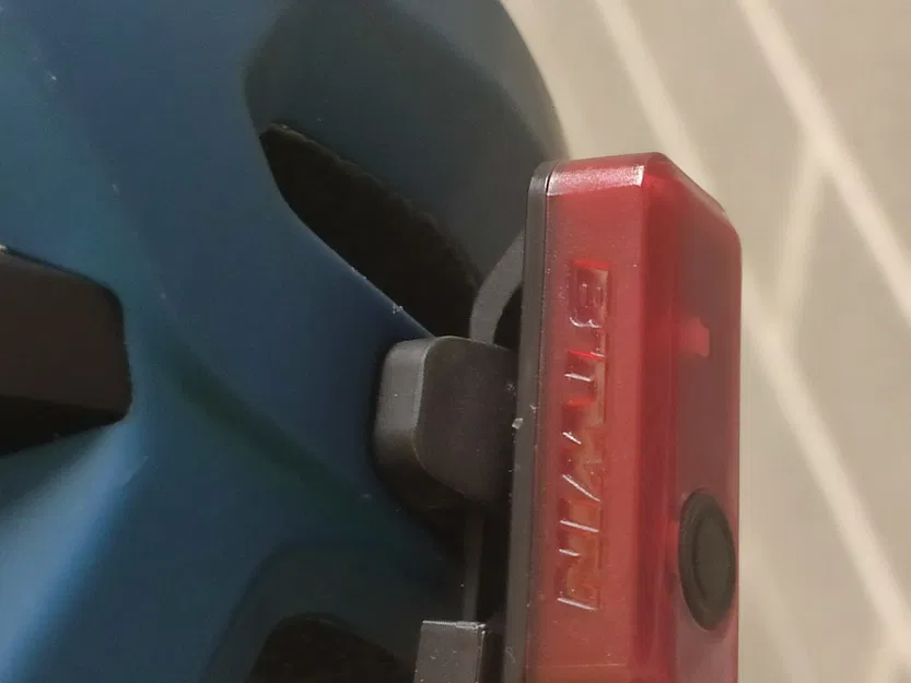 Khóa kẹp đèn btwin cho mũ bảo hiểm VIOO - Image 1