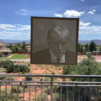Hình khắc lithophane từ ảnh mugshot của Trump