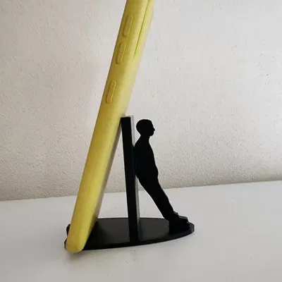 Giá đỡ điện thoại hình người dựa vào tường