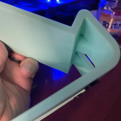 Giá đỡ iPhone để bàn tích hợp cáp sạc