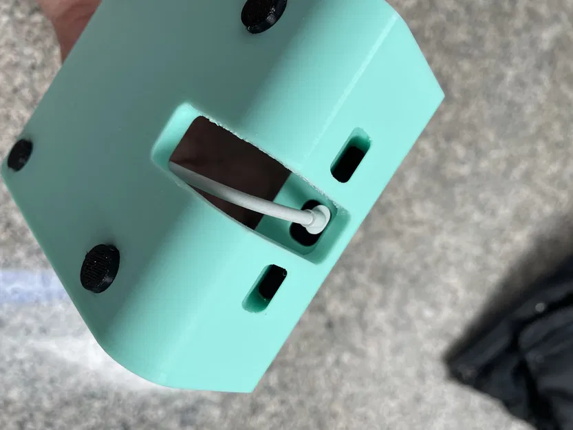 Giá đỡ iPhone để bàn tích hợp cáp sạc - Image 10