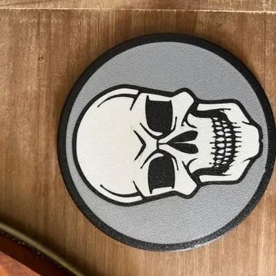 Đế ly hình sọ người nhiều màu sắc