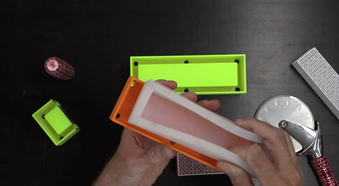 Hộp khuôn hình chữ nhật 1.5"x6.5" với giá đỡ silicone - Image 1